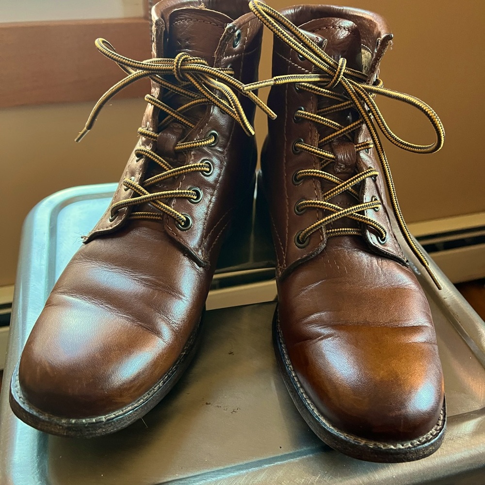 Woman’s Frye Tyler Lace-Up boots size 8.5 in very good condition.